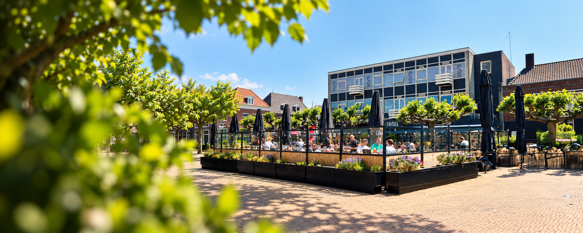 Zonnig terras bij Simons Café